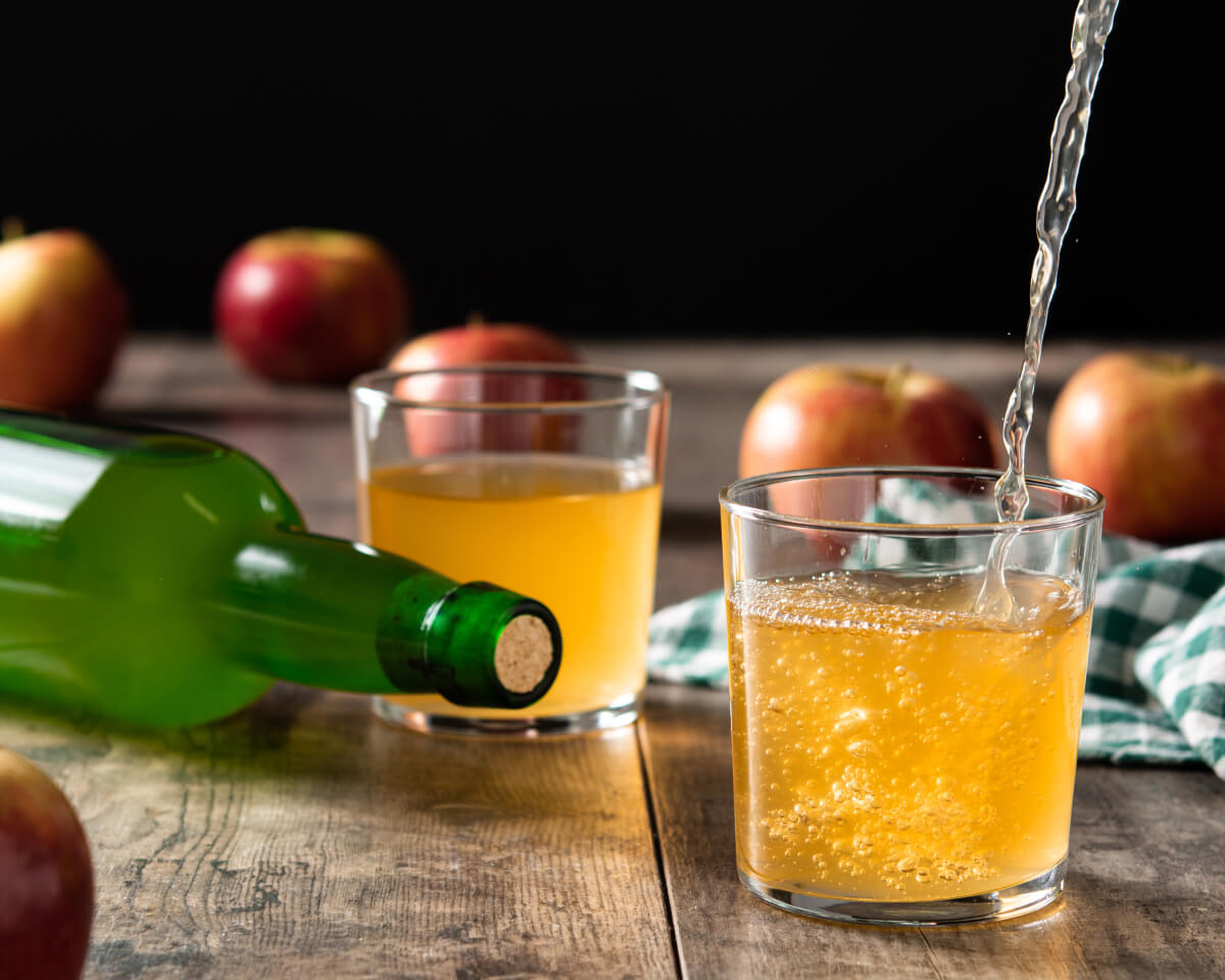 cidre de pommes sur une table