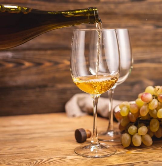 vin orange issu d'une vinification naturelle avant dégustation